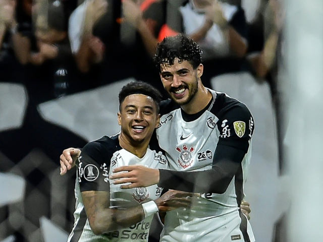 Corinthians vence Peñarol e abre vantagem por vaga nas oitavas