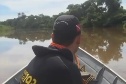 Barco à deriva leva bombeiros a corpo de jovem no Rio Miranda