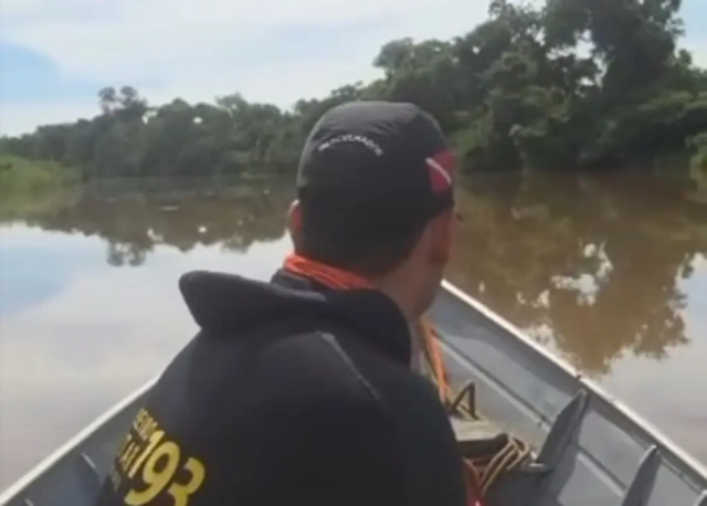 Barco à deriva leva bombeiros a corpo de jovem no Rio Miranda