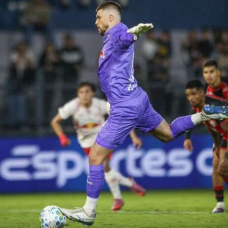 Goleiro marca de pênalti, Bragantino vence Vitória e entra no G6