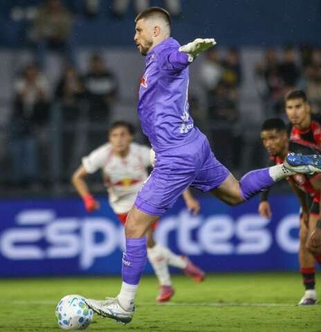Goleiro marca de pênalti, Bragantino vence Vitória e entra no G6