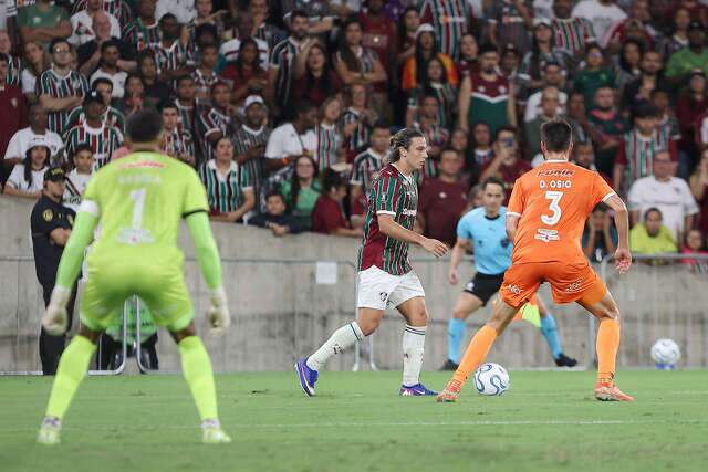 Fluminense vence no Maracanã e Corinthians perde para argentinos