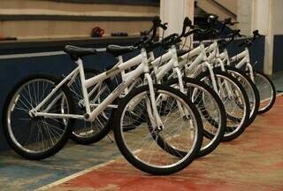 Projeto ensina alunos com deficiência a andar de bicicleta, primeiro sem pedais Projeto ensina alunos com deficiência a andar de bicicleta, primeiro sem pedais