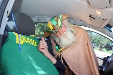 Velho do Rio não desiste e volta a decorar carro à espera do hexa