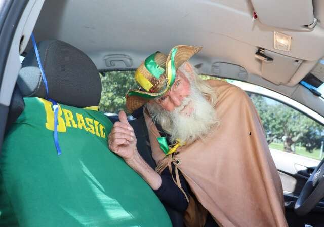 Velho do Rio não desiste e volta a decorar carro à espera do hexa