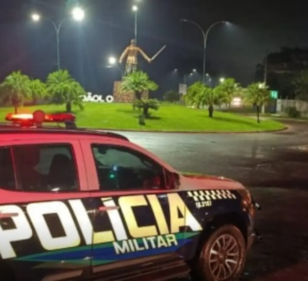 Criança de 4 anos é acolhida pela PM após vagar sozinha em estrada