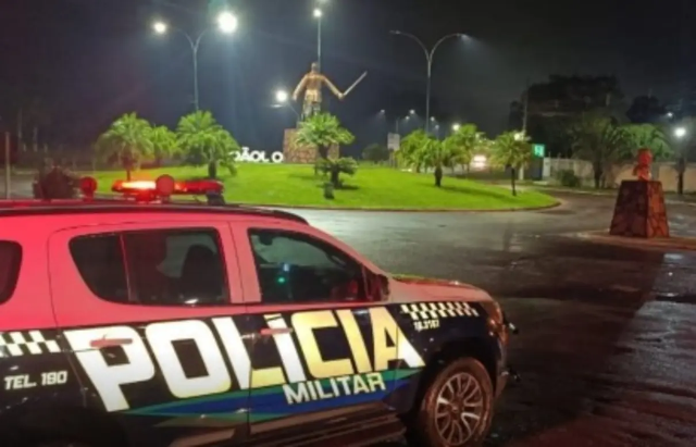 Criança de 4 anos é acolhida pela PM após vagar sozinha em estrada