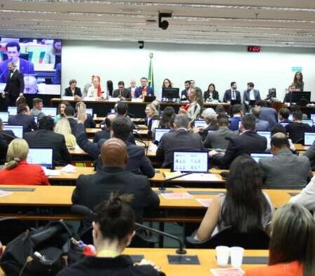 Comissão aprova fim da escala 6x1 e redução da jornada para 40 horas semanais