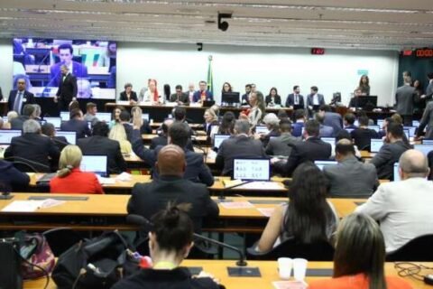 Comissão aprova fim da escala 6x1 e redução da jornada para 40 horas semanais