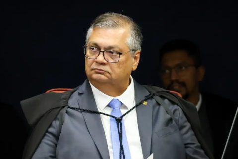 Dino barra novos penduricalhos e ameaça punir pagamentos extras