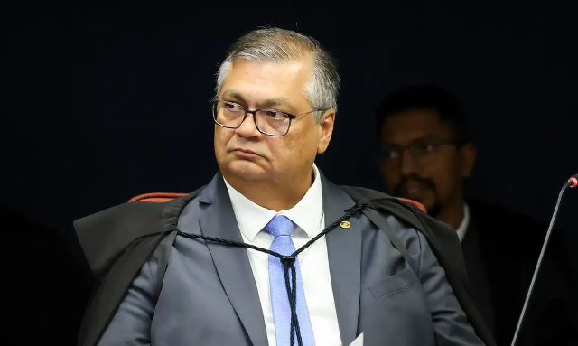 Dino barra novos penduricalhos e ameaça punir pagamentos extras