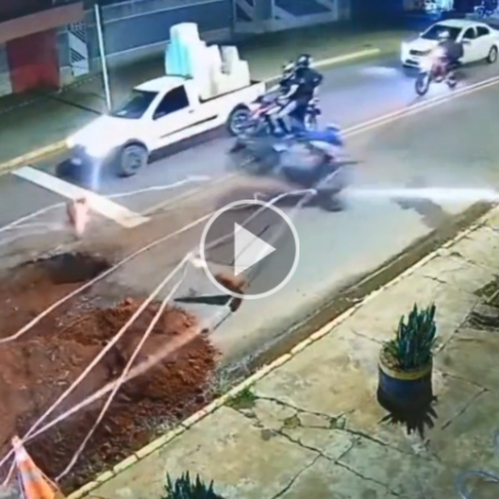 Motociclista bate em sinalização de obra e fica ferido no Leblon