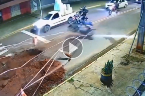 Motociclista bate em sinalização de obra e fica ferido no Leblon