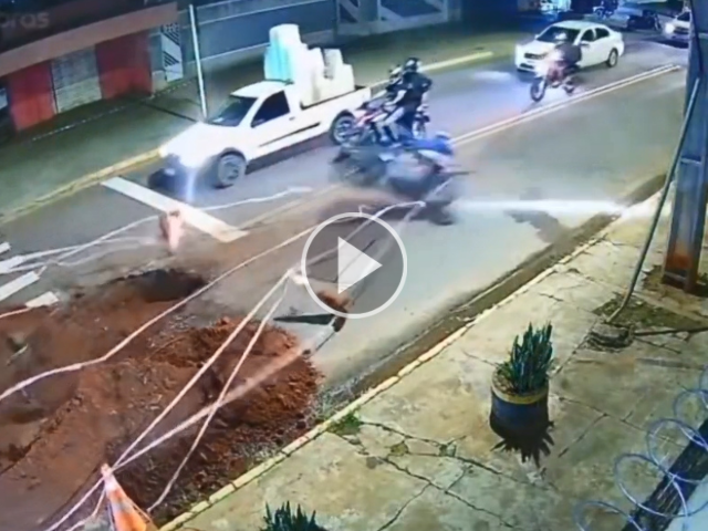 Motociclista bate em sinalização de obra e fica ferido no Leblon