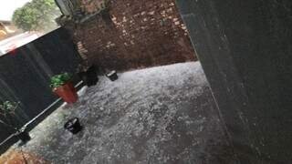 Temporal com granizo assusta moradores e causa prejuízos