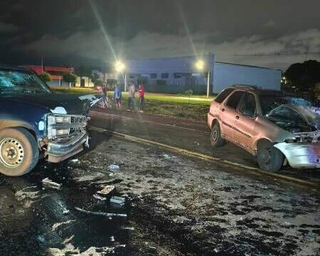 Motorista morre preso às ferragens em acidente entre carro e caminhonete