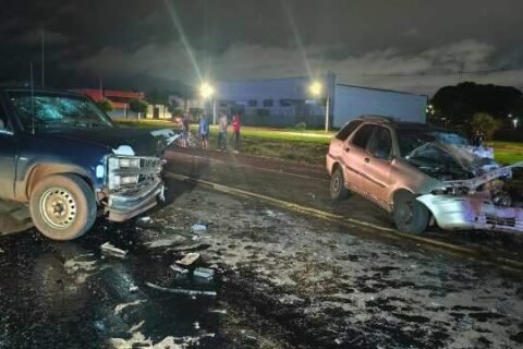 Motorista morre preso às ferragens em acidente entre carro e caminhonete