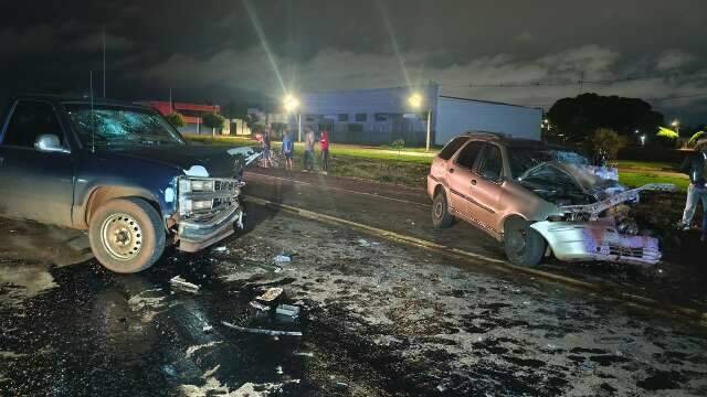 Motorista morre preso às ferragens em acidente entre carro e caminhonete