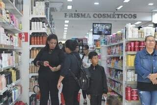 Apesar do frio, consumidores lotam lojas do Centro na véspera do Dia das Mães