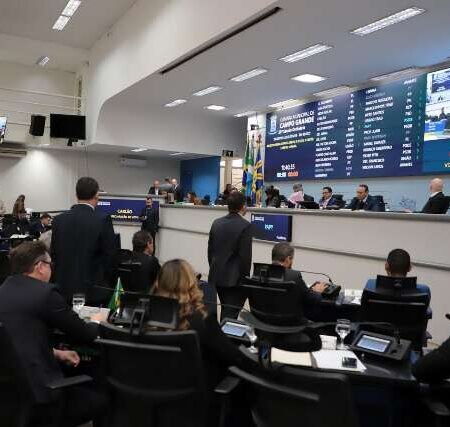 Vetos sobre evacuação em escolas e passe estudantil vão à votação na Câmara