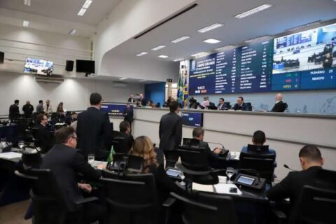 Vetos sobre evacuação em escolas e passe estudantil vão à votação na Câmara
