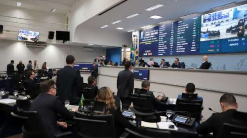 Vetos sobre evacuação em escolas e passe estudantil vão à votação na Câmara