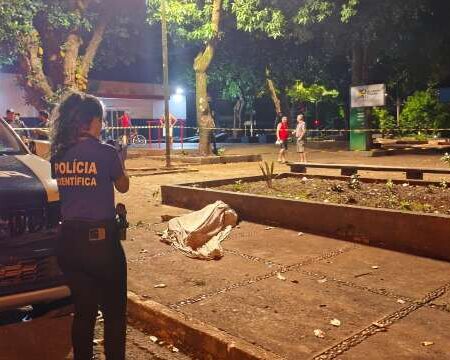 Homem é encontrado morto em praça de Dourados após passar mal