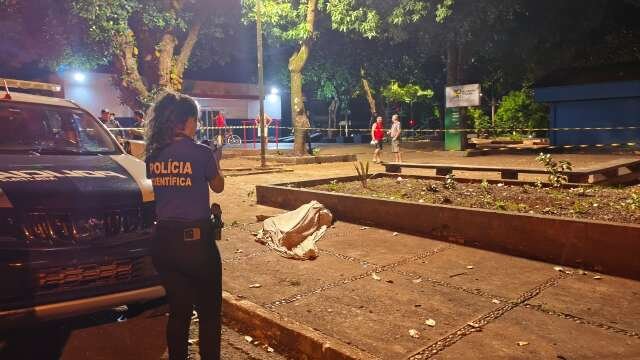 Homem é encontrado morto em praça de Dourados após passar mal
