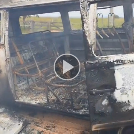 Kombi escolar pega fogo e menina sofre queimaduras em fazenda