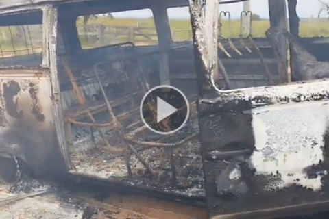 Kombi escolar pega fogo e menina sofre queimaduras em fazenda