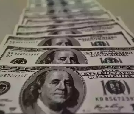 Dólar sobe a R$ 5,02 e bolsa cai com tensões externas e cautela fiscal