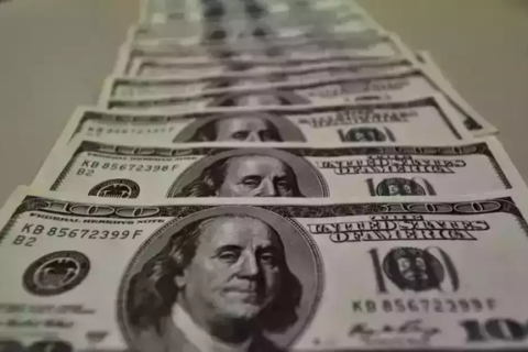 Dólar sobe a R$ 5,02 e bolsa cai com tensões externas e cautela fiscal