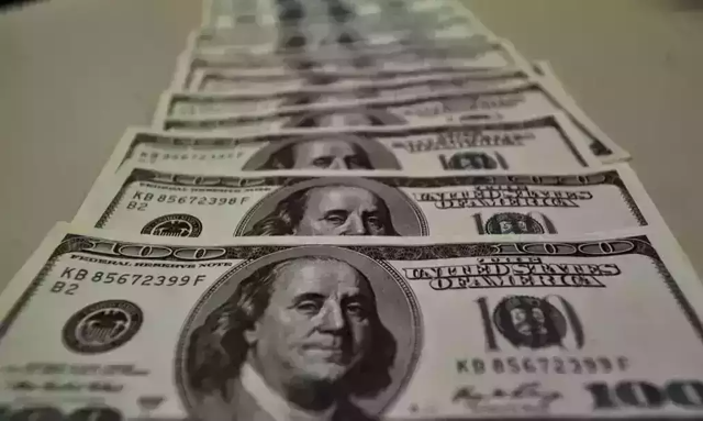 Dólar sobe a R$ 5,02 e bolsa cai com tensões externas e cautela fiscal