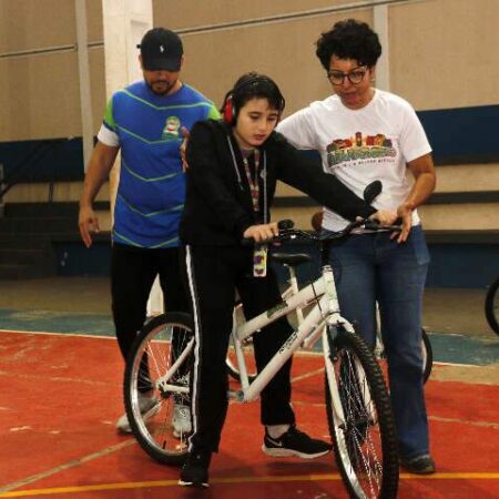 Projeto ensina alunos com deficiência a andar de bicicleta, primeiro sem pedais