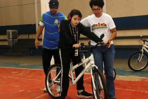 Projeto ensina alunos com deficiência a andar de bicicleta, primeiro sem pedais