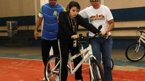Projeto ensina alunos com deficiência a andar de bicicleta, primeiro sem pedais