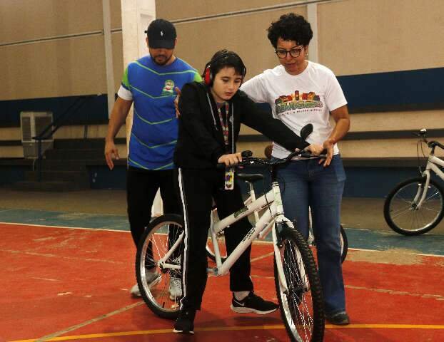 Projeto ensina alunos com deficiência a andar de bicicleta, primeiro sem pedais
