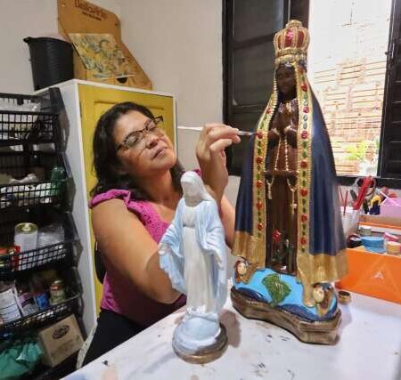 Audinéia deixou enfermagem e se reencontrou restaurando arte sacra