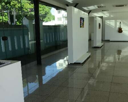Galeria de Vidro exibe obras inspiradas em arquitetura e dança