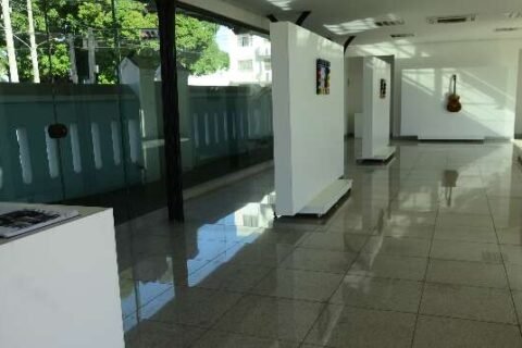 Galeria de Vidro exibe obras inspiradas em arquitetura e dança