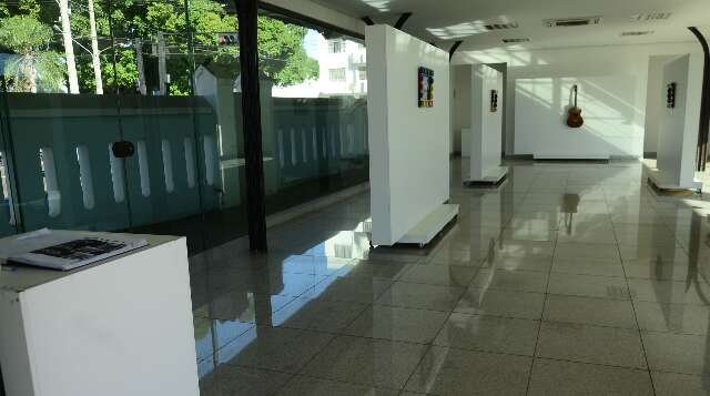 Galeria de Vidro exibe obras inspiradas em arquitetura e dança