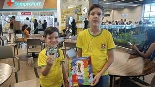 Com a presença do Viola, troca de figurinhas da Copa reúne fãs e famílias