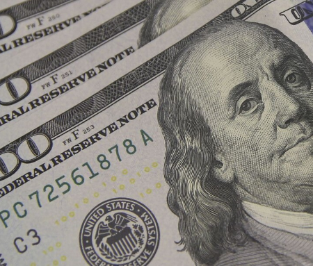 Dólar cai para R$ 5,01 com expectativa de acordo no Oriente Médio