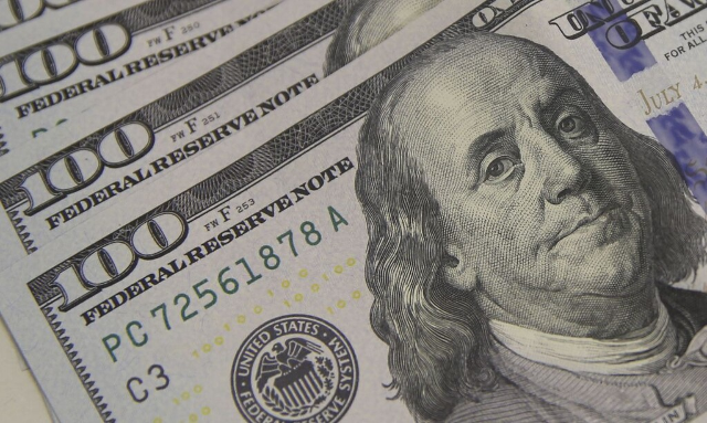Dólar cai para R$ 5,01 com expectativa de acordo no Oriente Médio