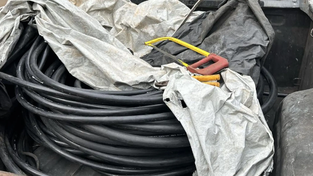 Falsos técnicos são presos ao furtar 100 kg de cabos no Centro