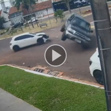 SUV capota e bloqueia cruzamento por três horas no São Bento