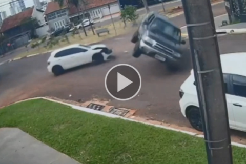 SUV capota e bloqueia cruzamento por três horas no São Bento
