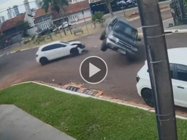 SUV capota e bloqueia cruzamento por três horas no São Bento