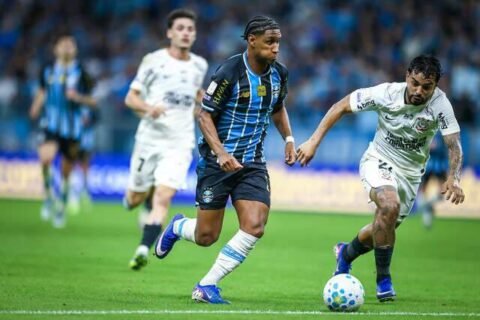 Corinthians vira sobre o Grêmio fora de casa e sobe para o 9º lugar