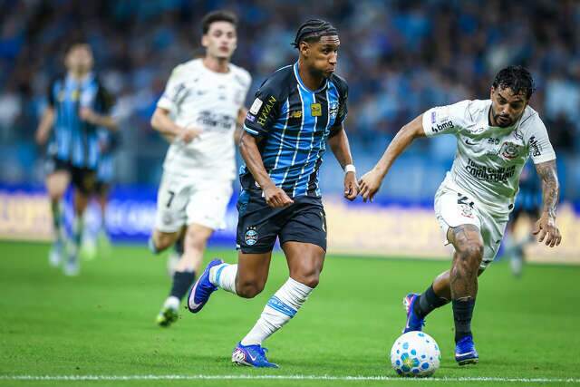 Corinthians vira sobre o Grêmio fora de casa e sobe para o 9º lugar